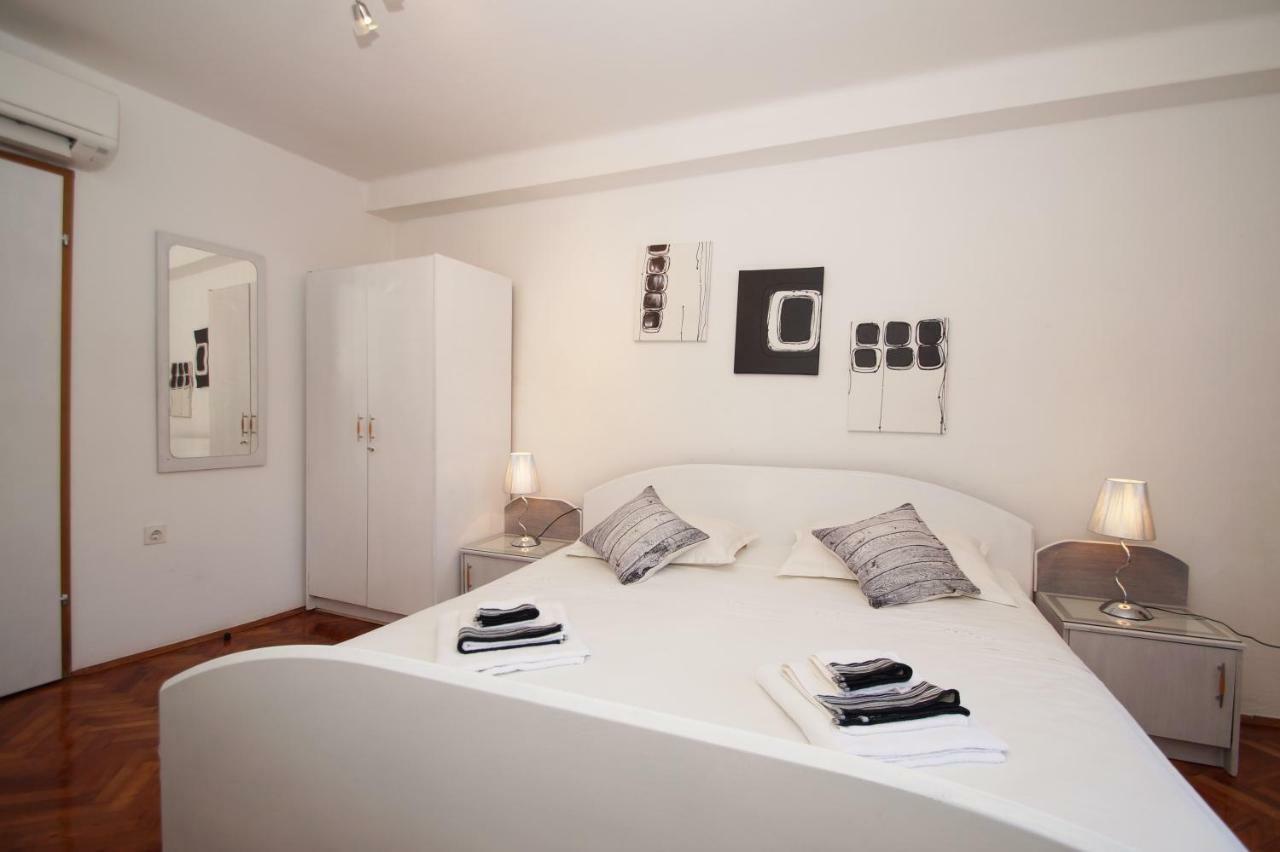 Guest House Holiday กอร์จูลา ภายนอก รูปภาพ